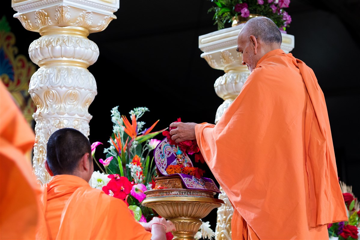Swamishri offers flowers to Shri Harikrishna Maharaj, 19 August 2017