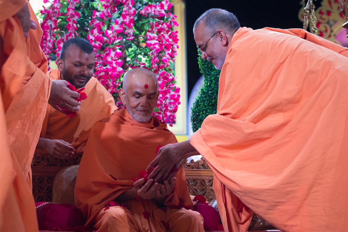 Pujya Narayanmunidas Swami offers flowers to Swamishri, 19 August 2017