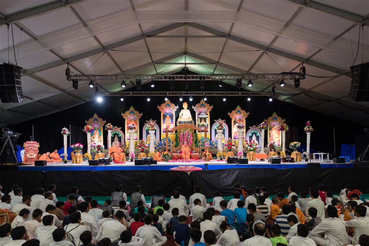 Swamishri addresses the assembly, 19 August 2017