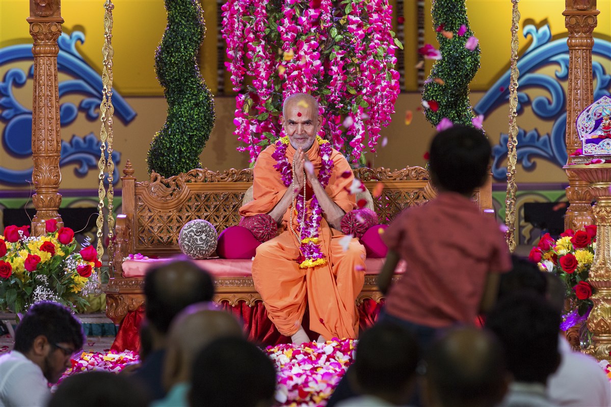 Swamishri greets devotees with folded hands, 19 August 2017