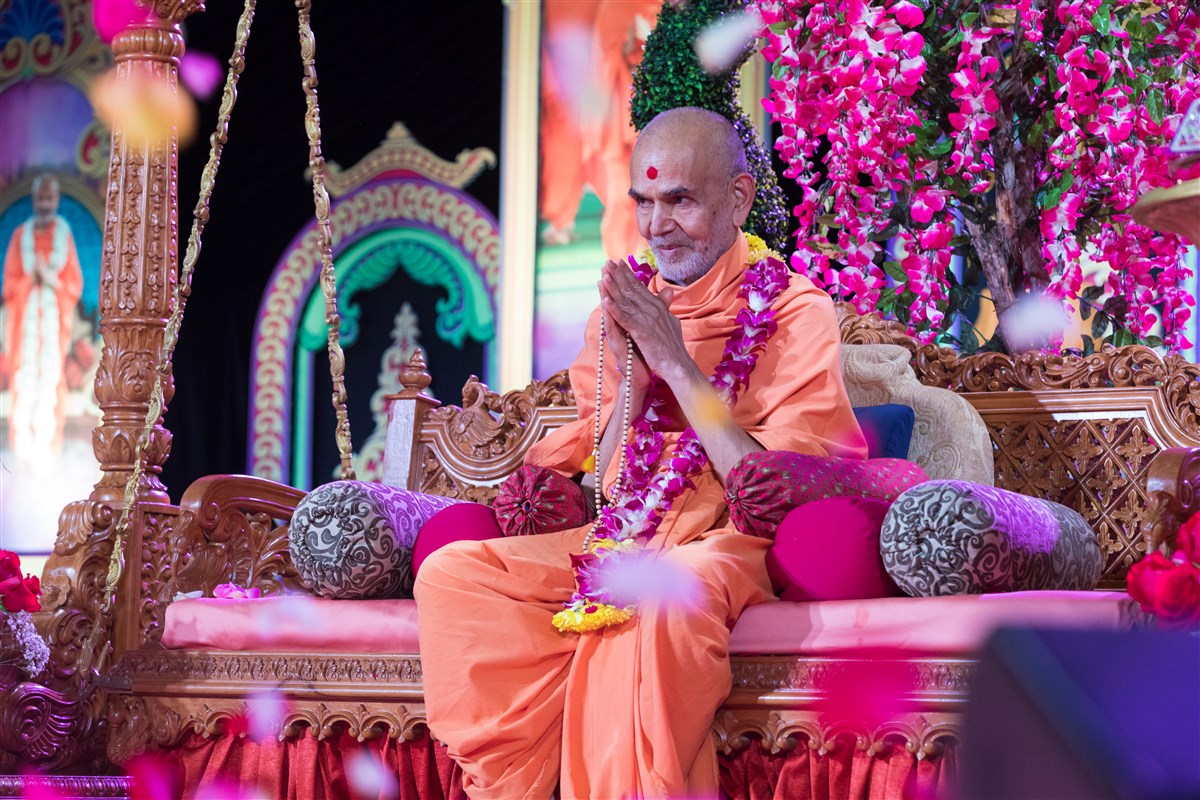 Swamishri greets devotees with folded hands, 19 August 2017