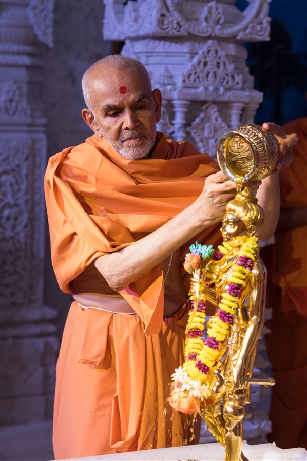 Param Pujya Mahant Swami Maharaj performs abhishek of Shri Nilkanth Varni Maharaj, 20 August 2017
