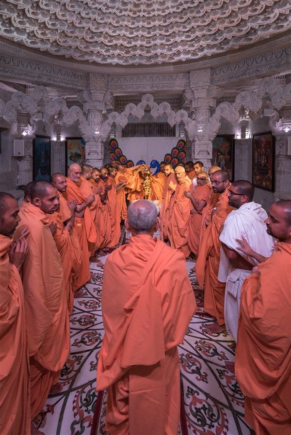 Swamishri observes Swamis performing abhishek, 20 August 2017