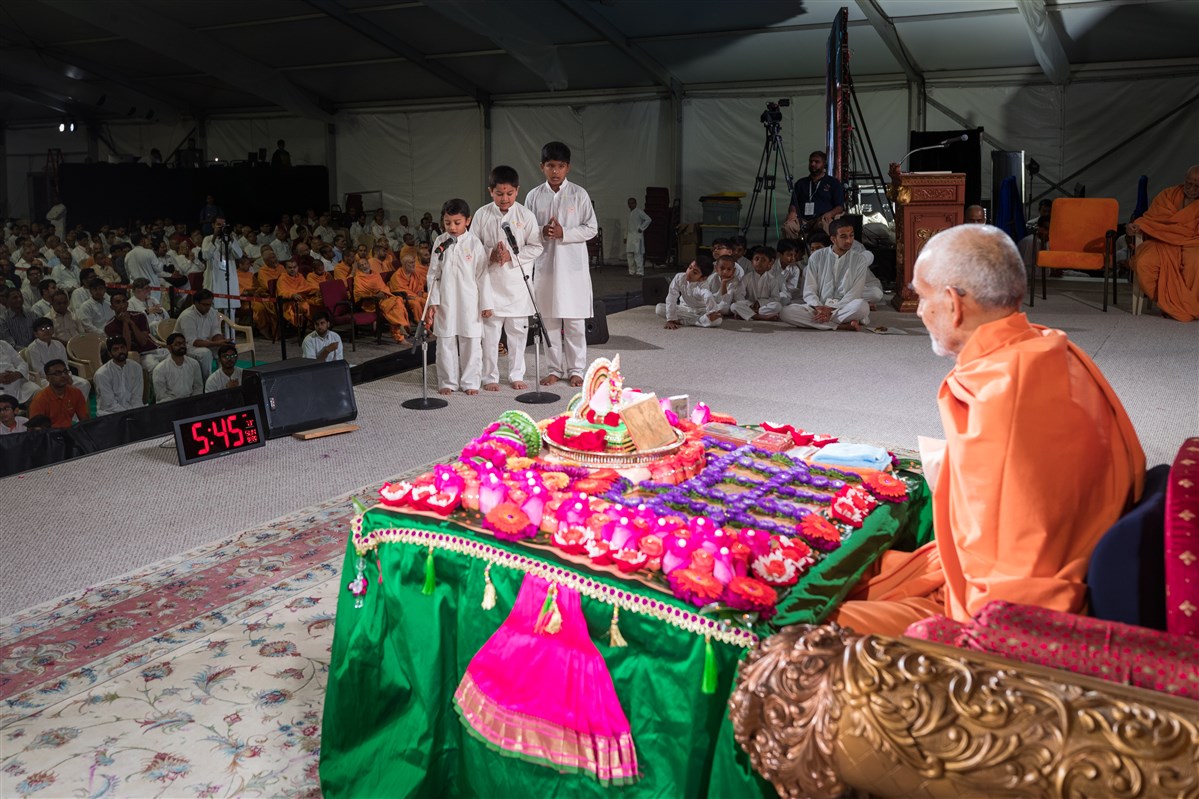 Children recite shlokas before Swamishri during his morning puja, 20 August 2017