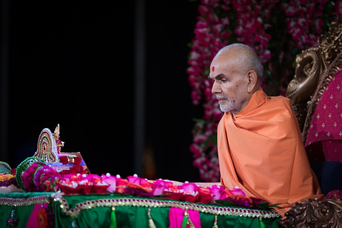 Swamishri engrossed in morning puja, 20 August 2017