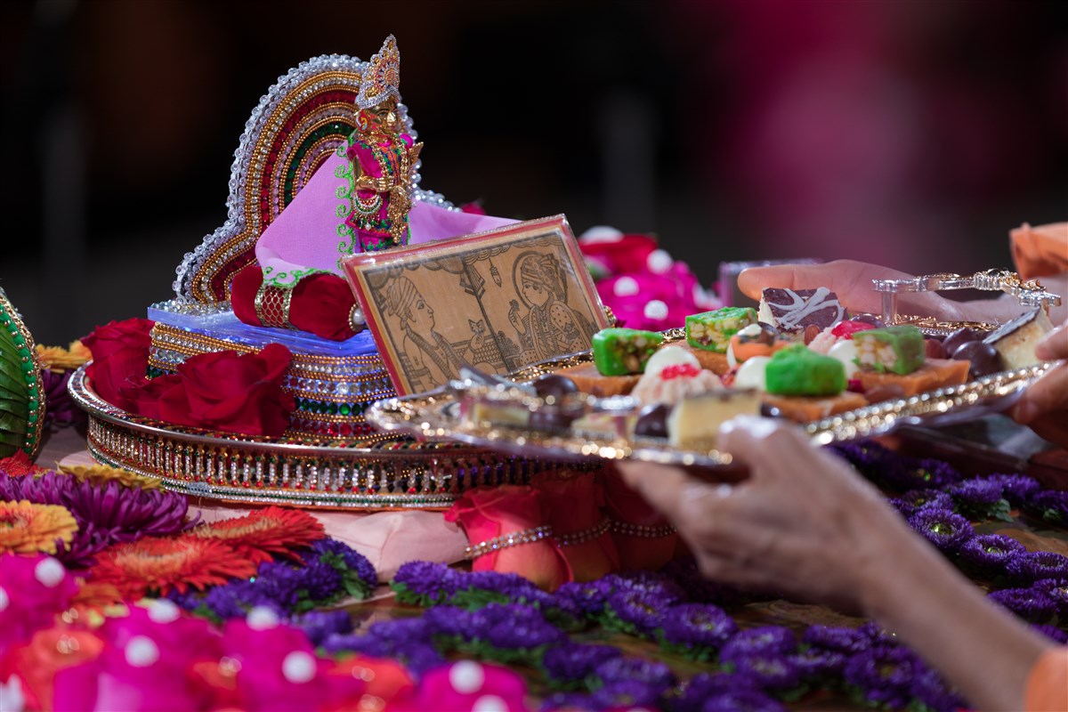 Swamishri offers thal to Shri Akshar Purushottam Maharaj, 20 August 2017