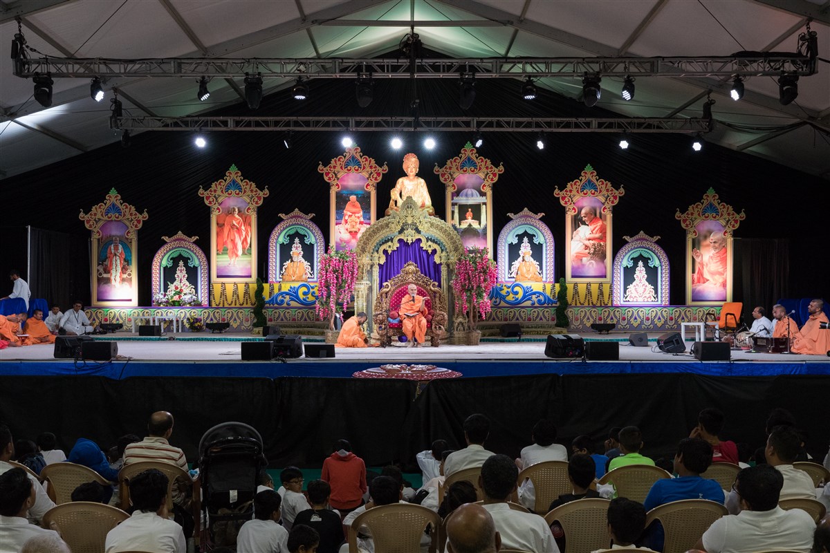Swamishri addresses the assembly, 20 August 2017