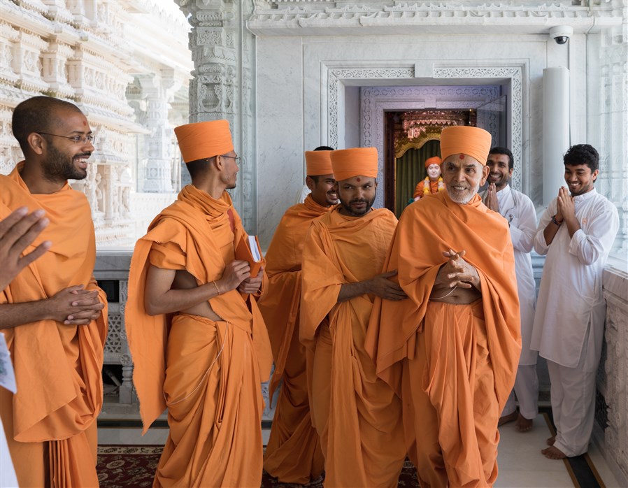 Swamishri arrives at mandir for darshan before he departs to Dallas, TX, 20 August 2017