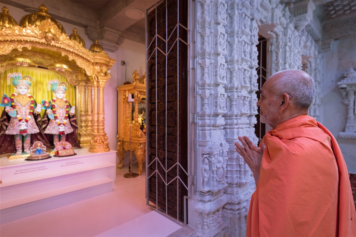 Swamishri engrossed in the darshan of Shri Akshar Purushottam Maharaj, 20 August 2017