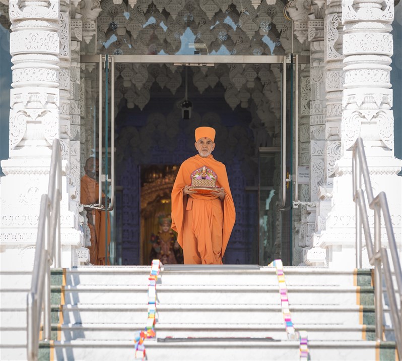 Swamishri with Shri Harikrishna Maharaj, 20 August 2017
