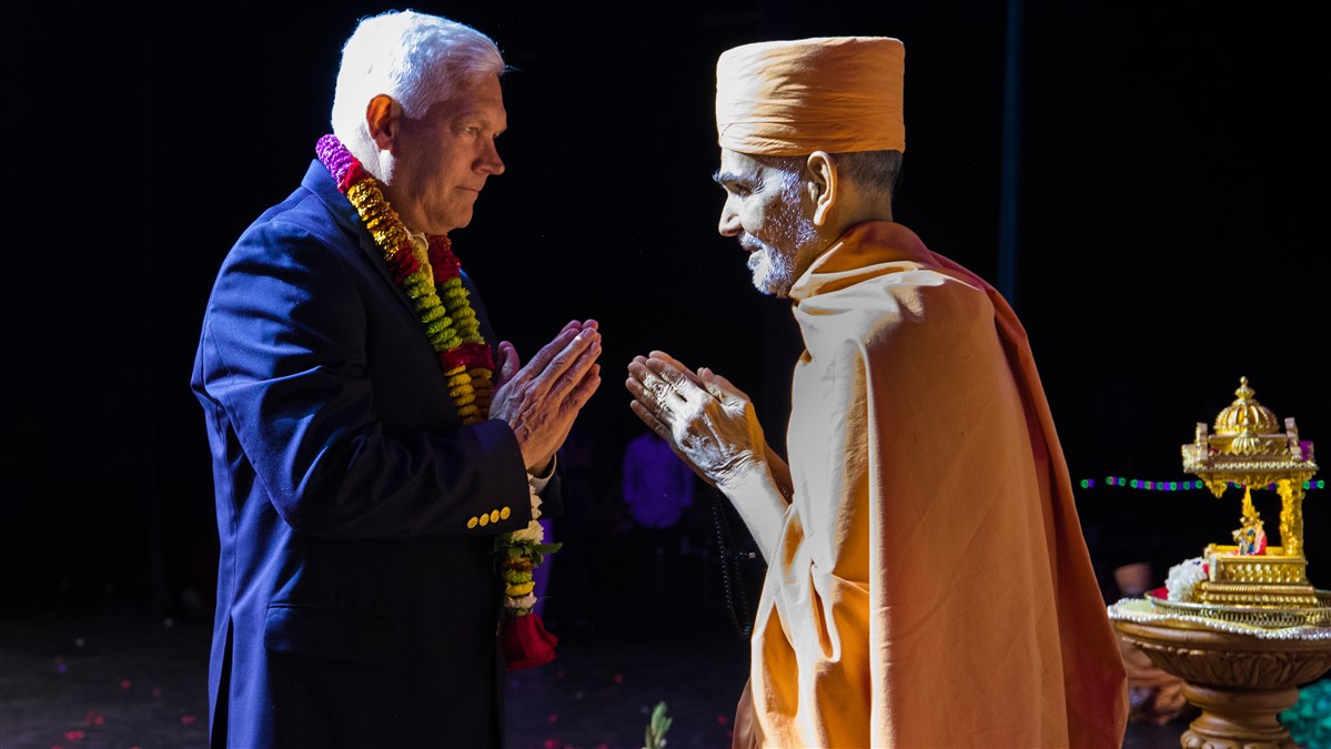 Swamishri greets U.S. Congressman Pete Sessions with folded hands