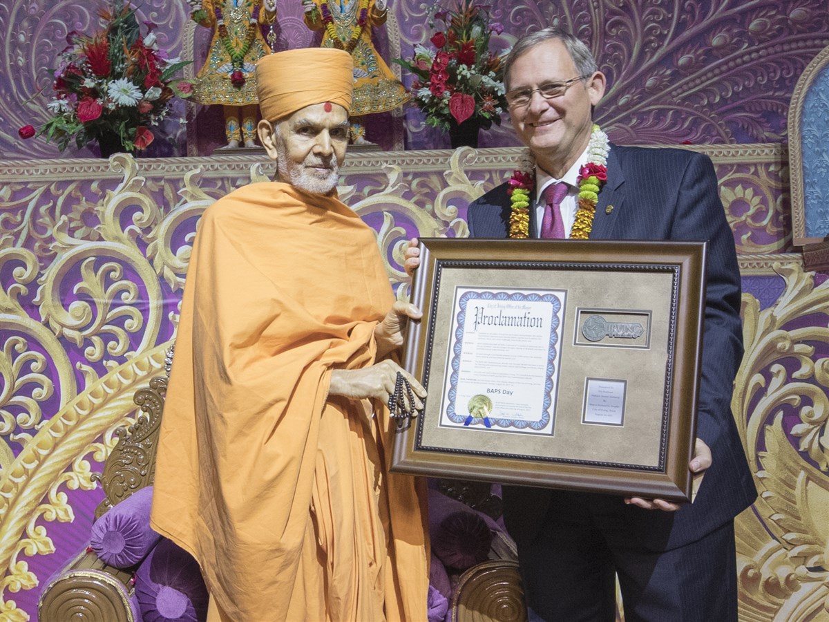 Mayor of Irving, Rick Stopfer, presents the key to the City of Irving to Swamishri