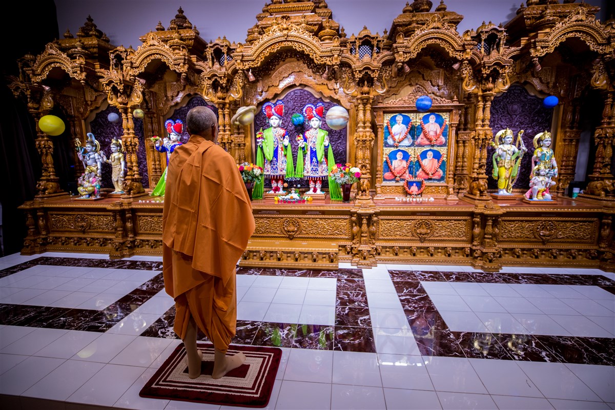 Param Pujya Mahant Swami Maharaj engrossed in the darshan of Thakorji