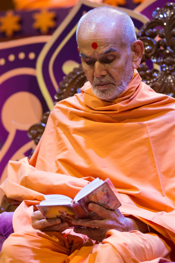 Swamishri reads the shikshapatri to conclude morning puja