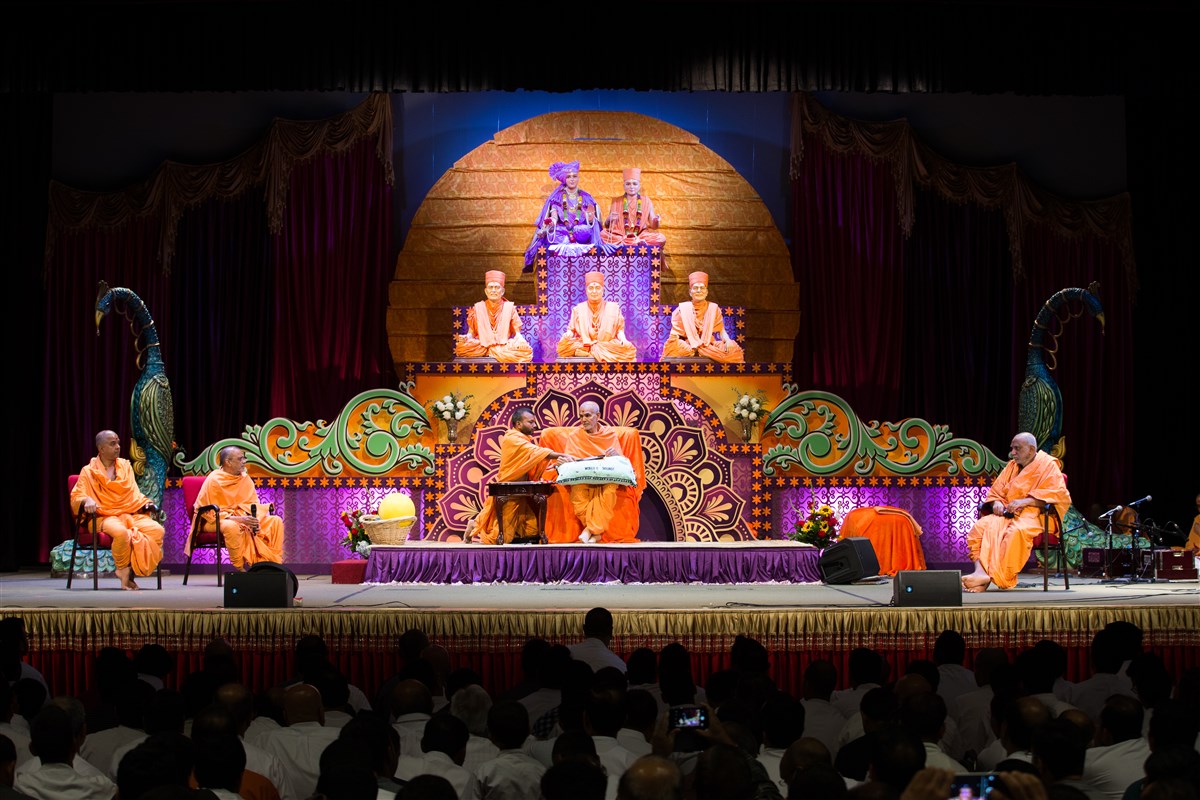 Swamishri engaged in the grahan assembly