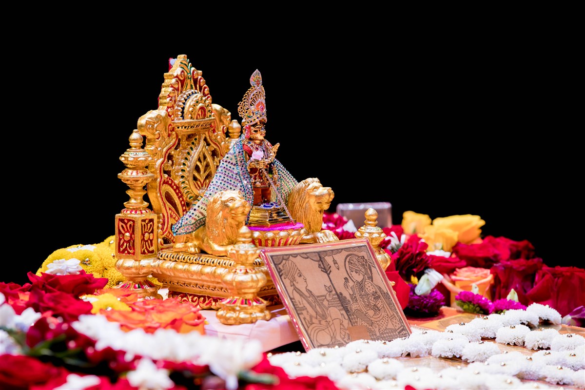 Shri Harikrishna Maharaj and Swamishri's puja