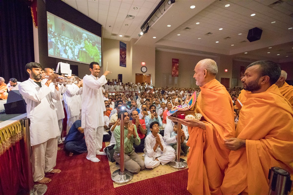 The Akshar Dhwani Band from Dallas, TX welcomes Swamishri to the evening assembly