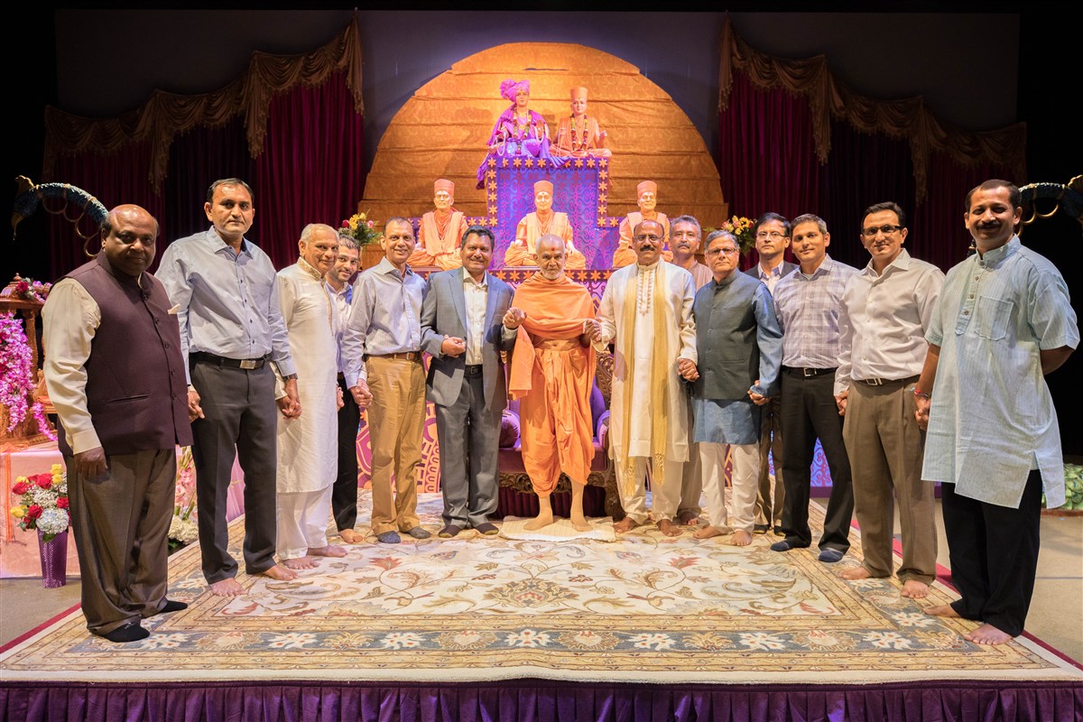 Swamishri joins hands with local dignitaries to symbolize unity