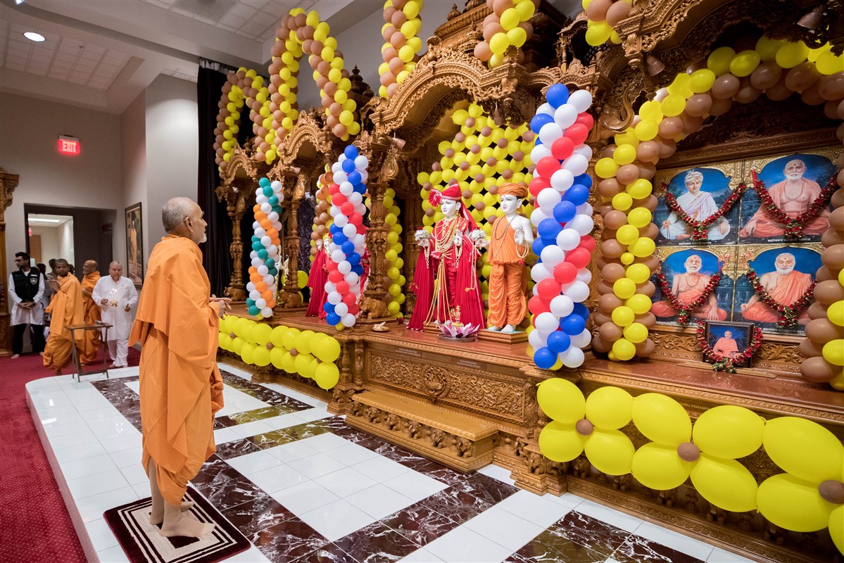 Param Pujya Mahant Swami Maharaj engrossed in darshan of Thakorji, 23 August 2017