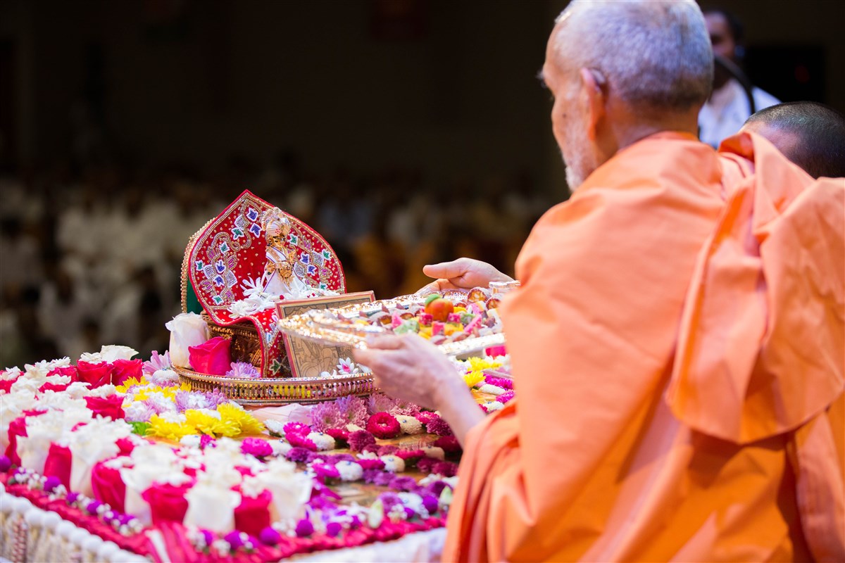 Swamishri offers thal to Shri Harikrishna Maharaj, 23 August 2017