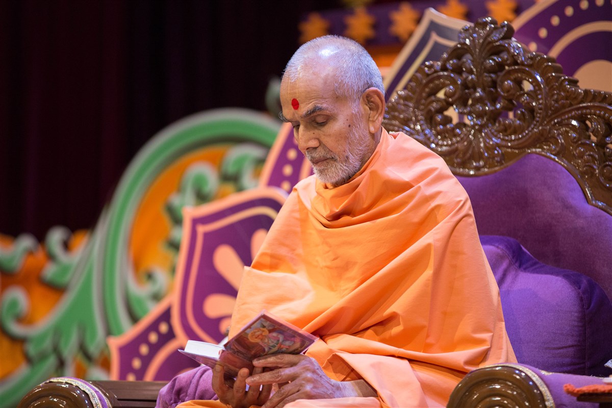 Swamishri reads the shikshapatri to conclude morning puja, 23 August 2017