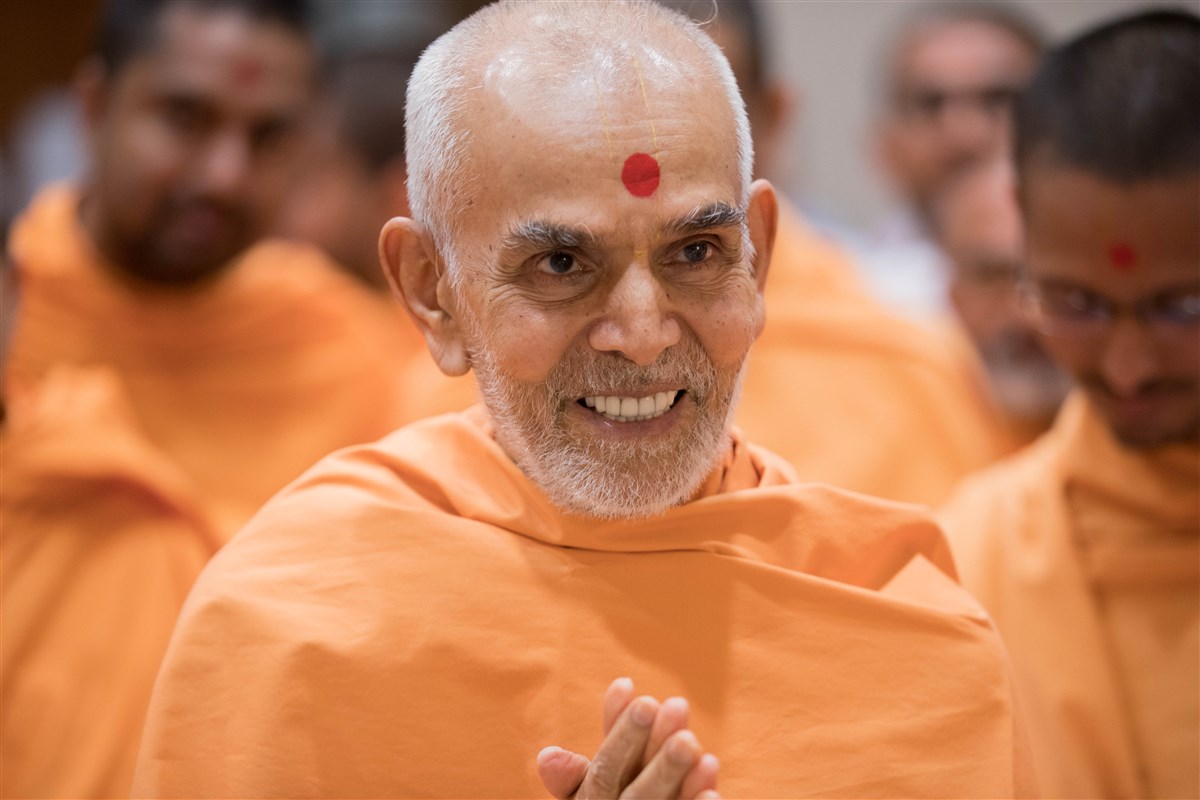 Swamishri greets devotees with folded hands, 23 August 2017