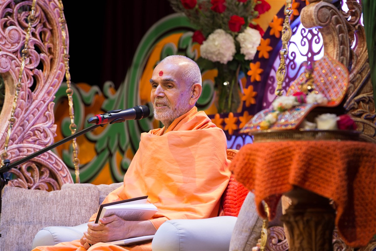 Swamishri addresses the assembly, 23 August 2017