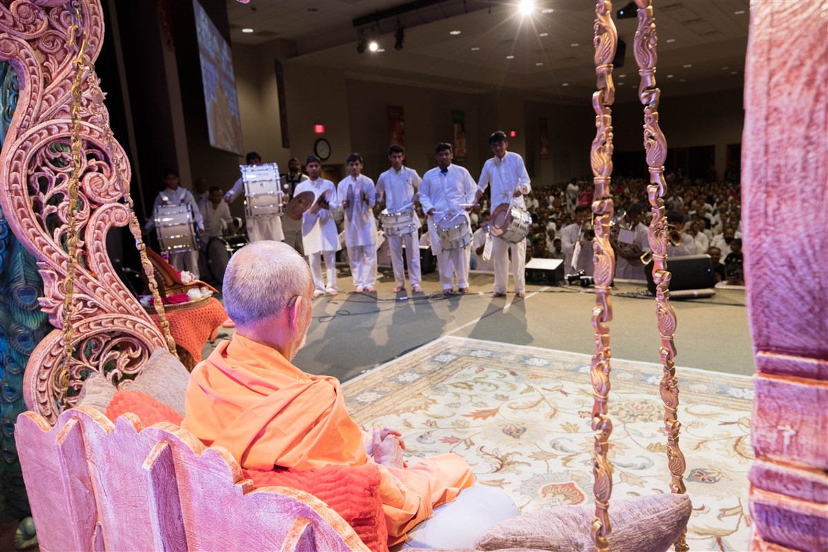 Youths welcome Swamishri to the evening assembly, 23 August 2017