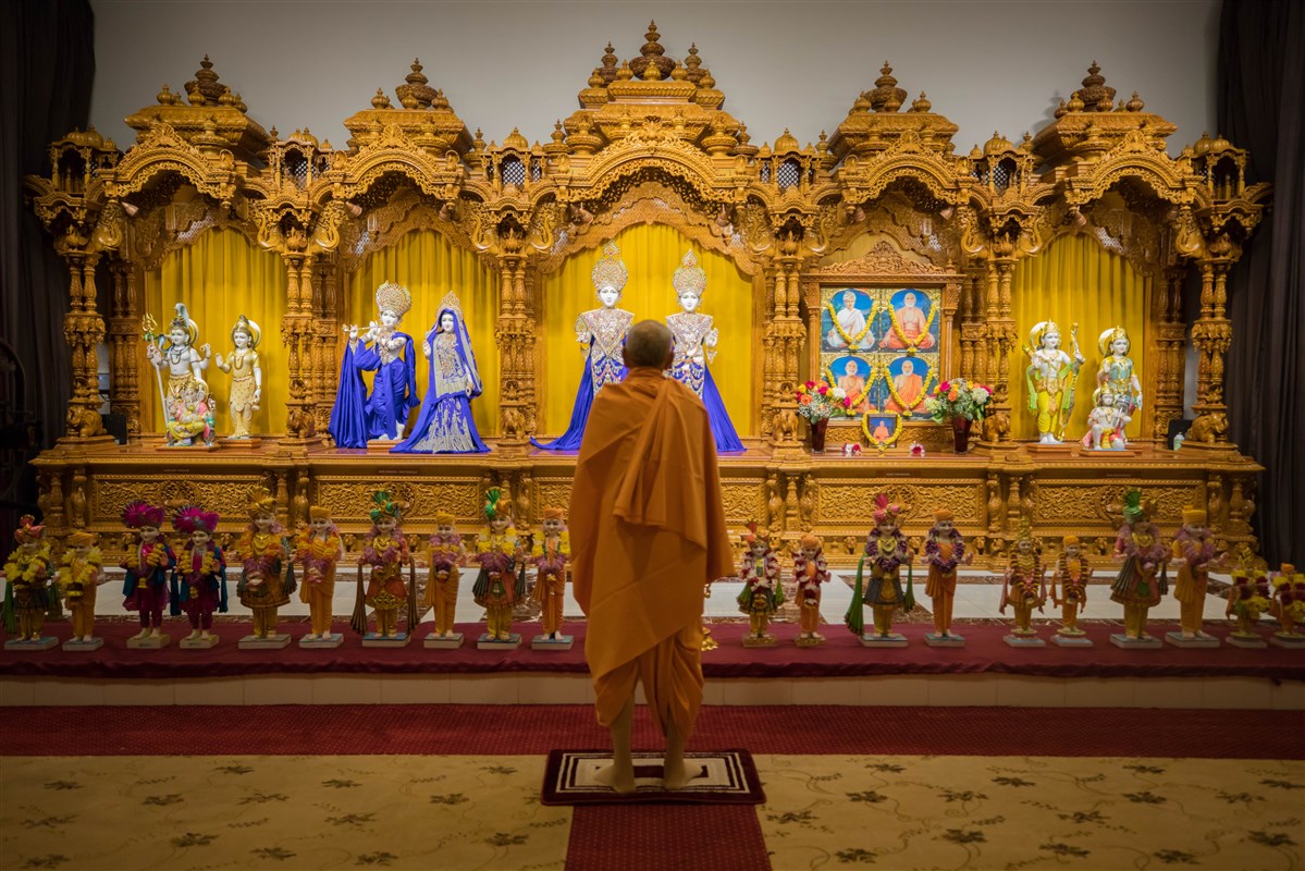 Param Pujya Mahant Swami Maharaj engrossed in darshan of Thakorji, 24 August 2017
