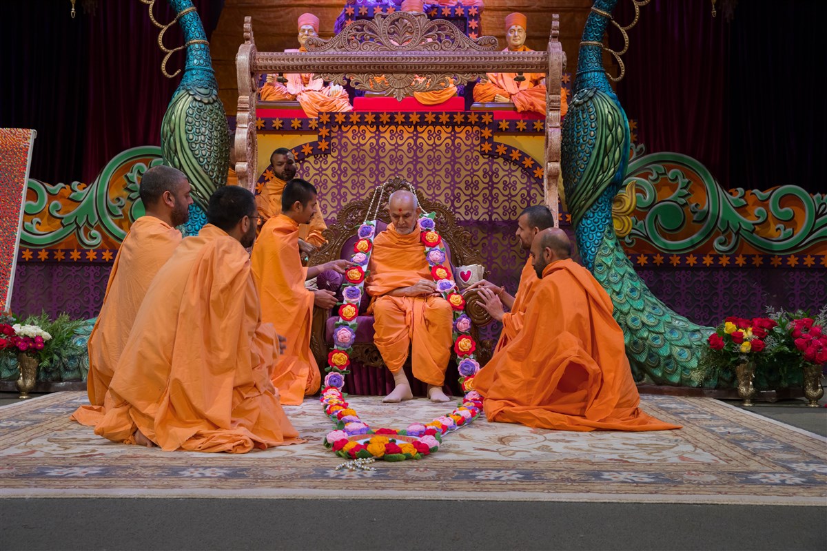 Swamis garland Swamishri, 24 August 2017