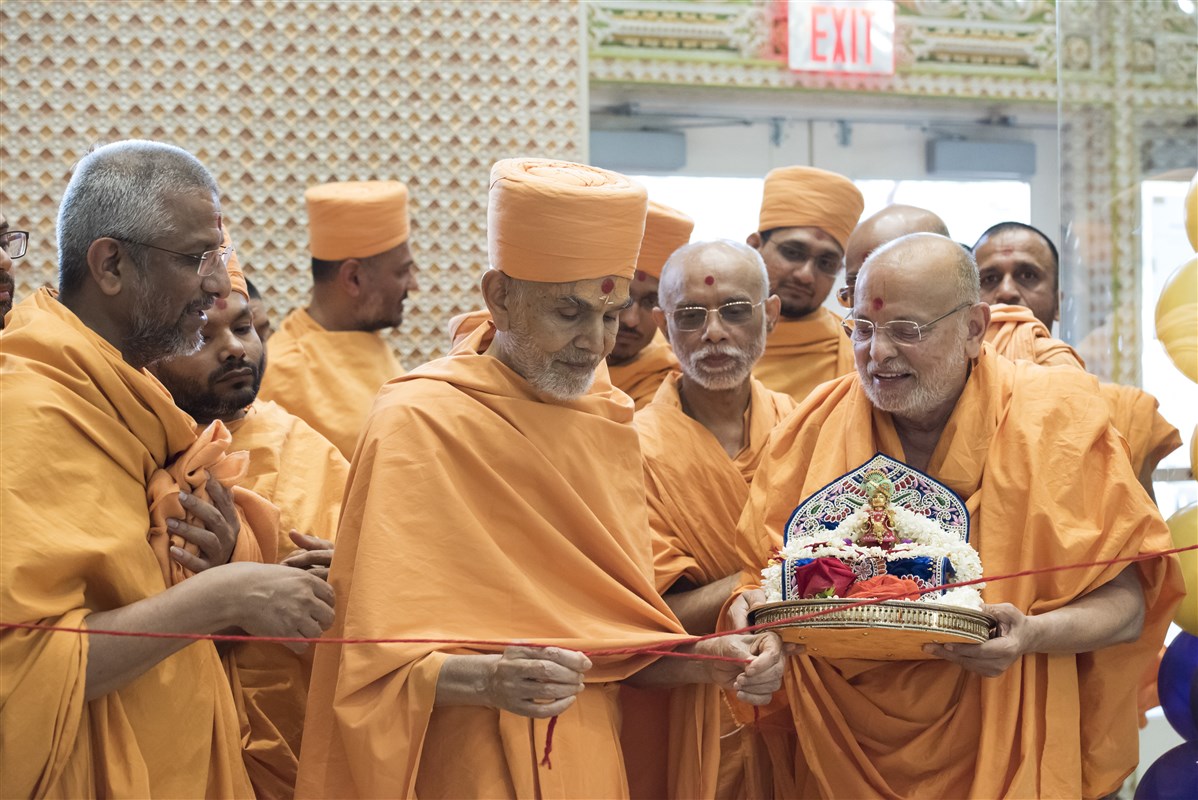 Swamishri inaugurates the Pramukh Swami Mandapam