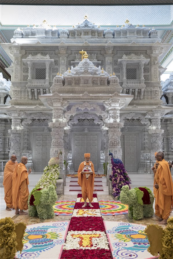 Swamishri with Shri Harikrishna Maharaj in front of the BAPS Shri Swaminarayan Mandir, Robbinsville, NJ