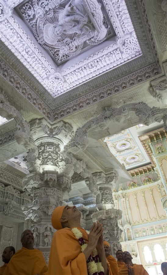 Swamishri does darshan on Bhagwan Swaminarayan's murti on the ceiling