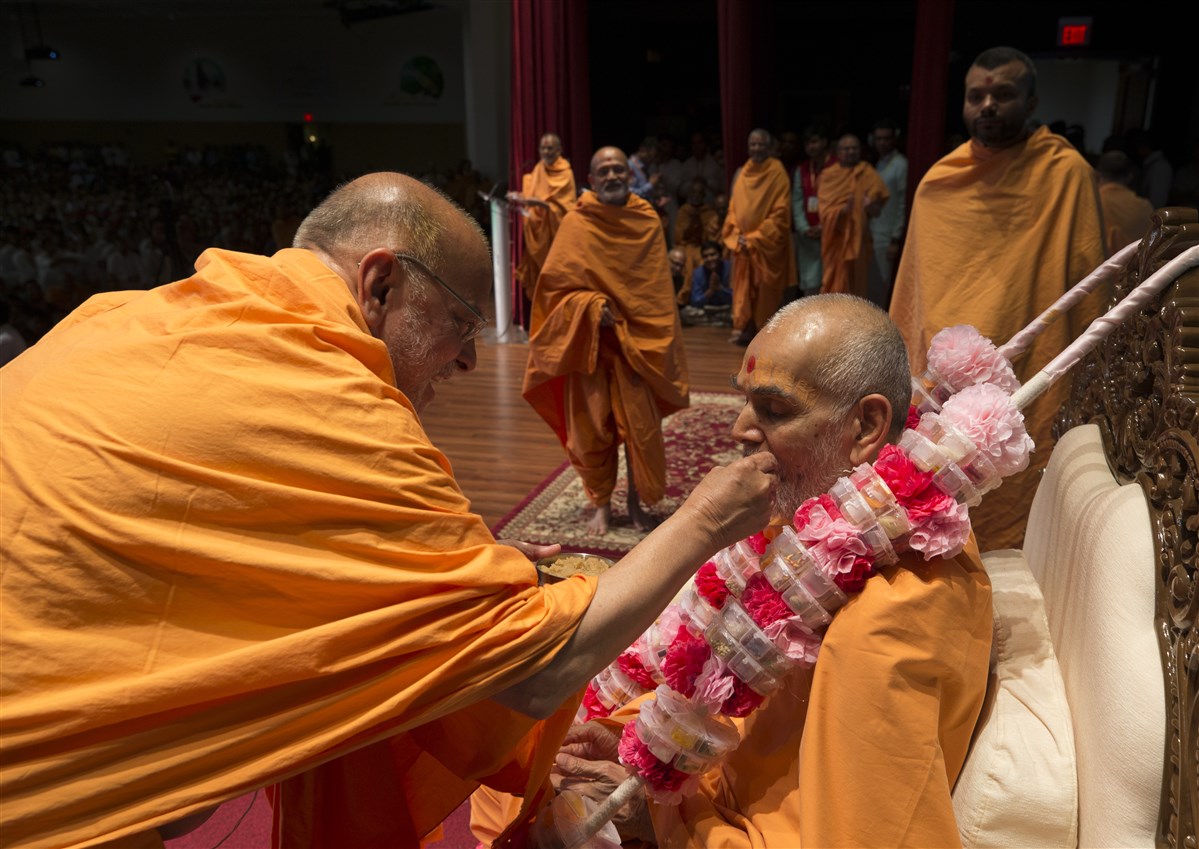 Pujya Ishwarcharandas Swami feeds Swamishri