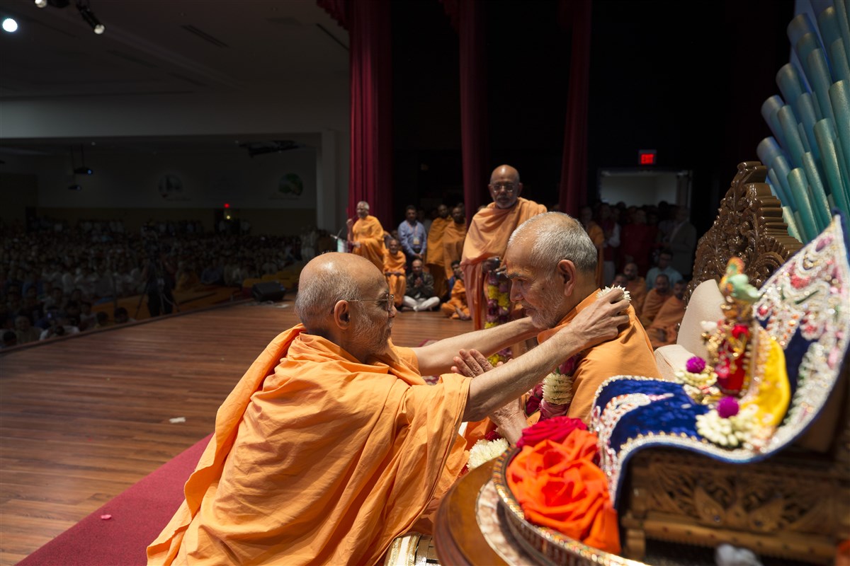 Pujya Bhaktinandandas Swami garlands Swamishri