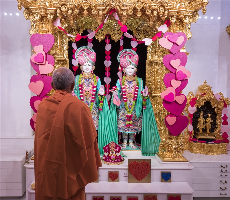 Param Pujya Mahant Swami Maharaj engrossed in the darshan Shri Akshar Purushottam Maharaj