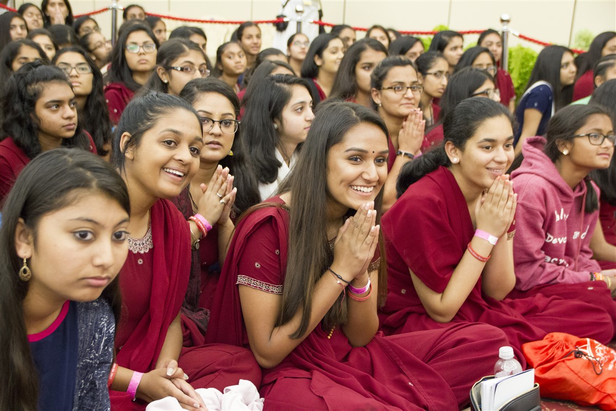 Youths engrossed in Swamishri's darshan