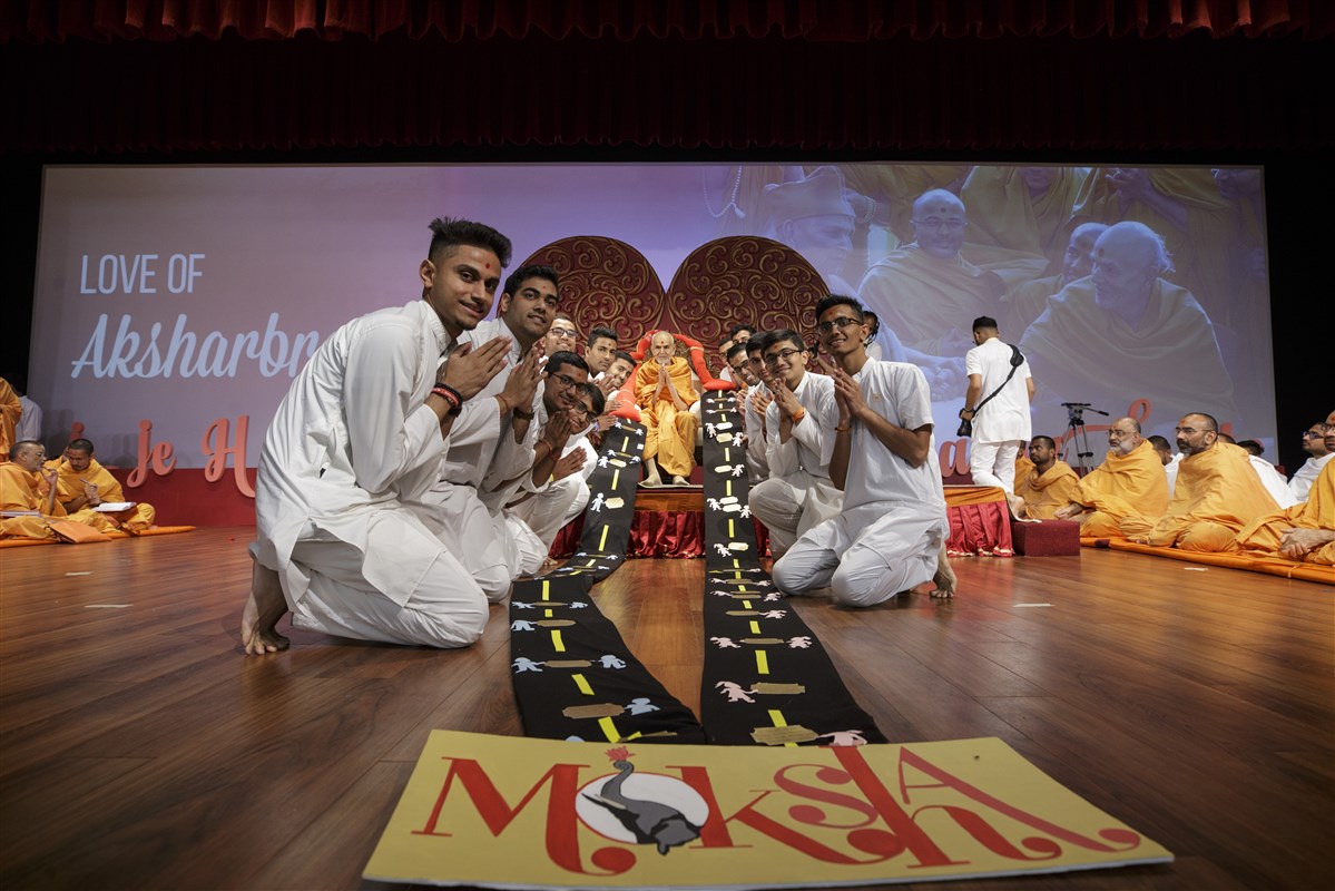 Youths offer Swamishri a garland