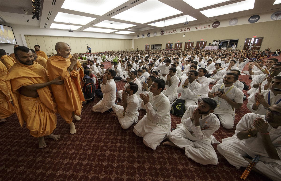 Swamishri greets youths with folded hands