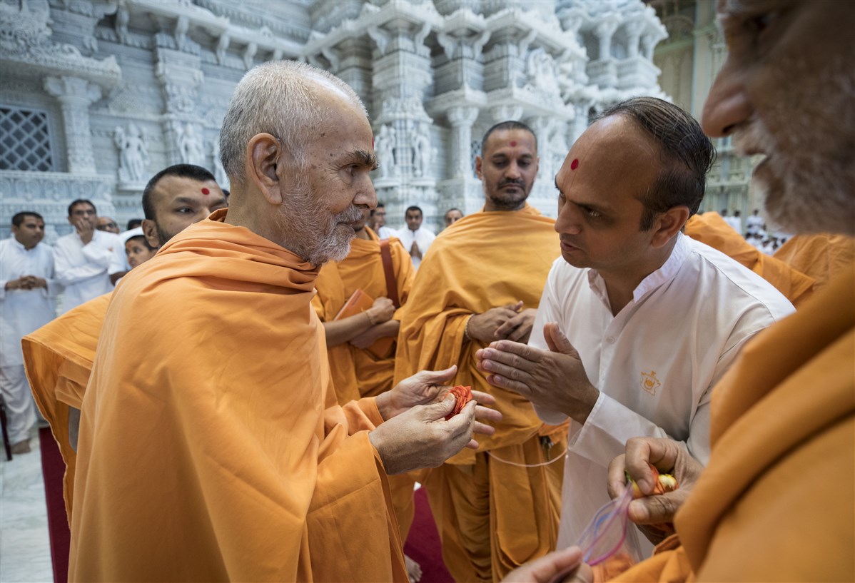Swamishri blesses a devotee 