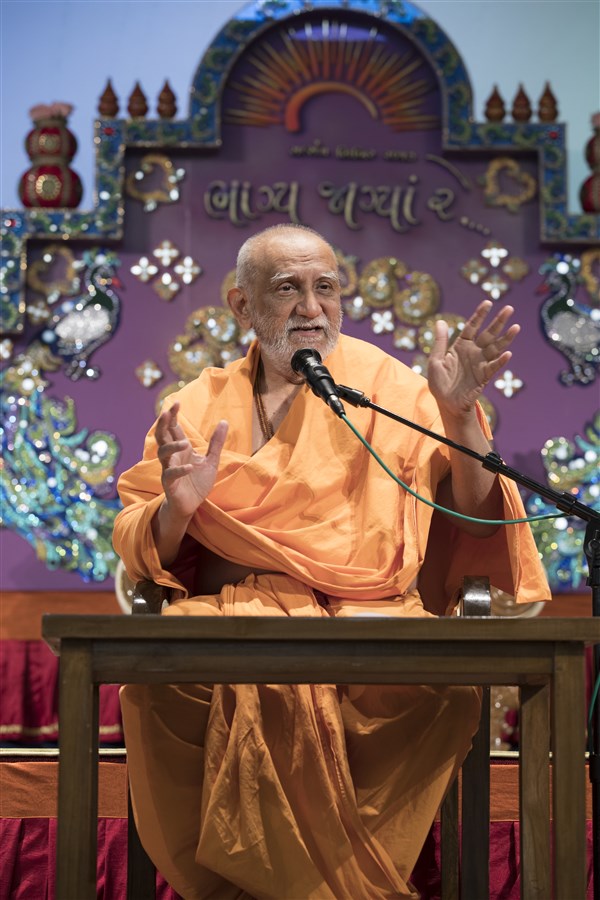 Pujya Atmaswaroopdas Swami addresses the assembly 