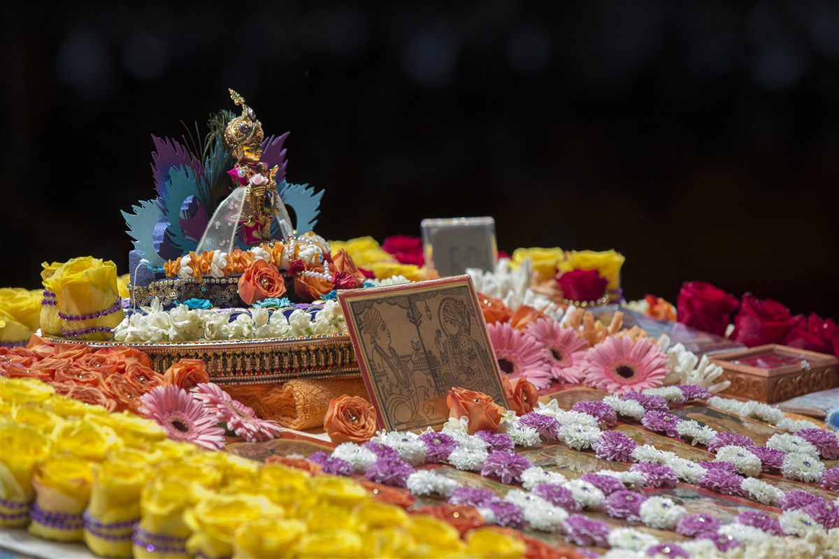 Shri Harikrishna Maharaj and Swamishri's puja 