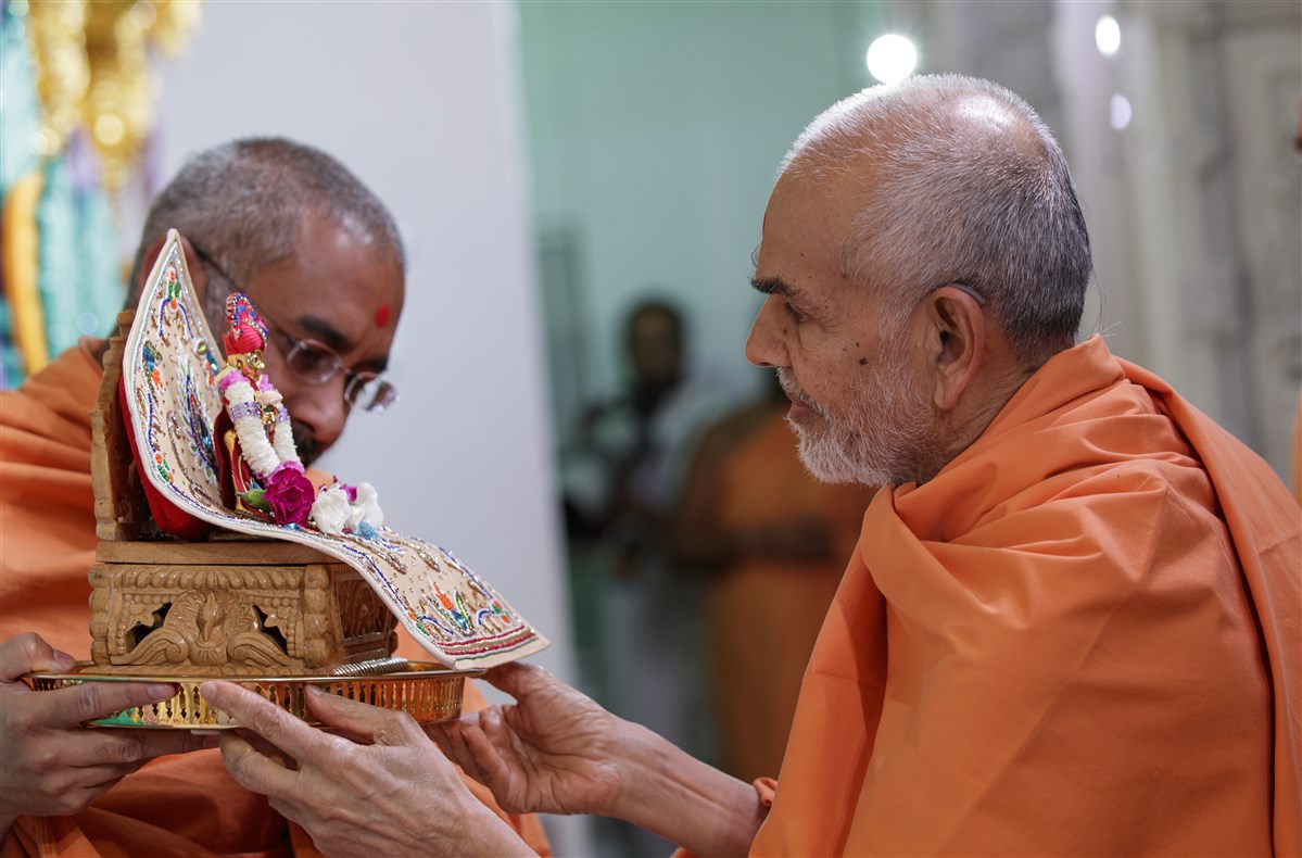 Param Pujya Mahant Swami Maharaj engrossed in the darshan of Shri Harikrishna Maharaj