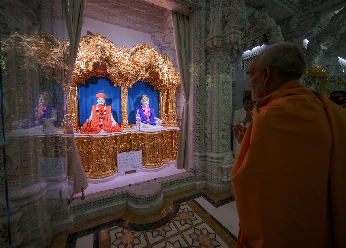 Swamishri engrossed in the darshan of Brahmaswarup Yogiji Maharaj and Brahmaswarup Bhagatji Maharaj 