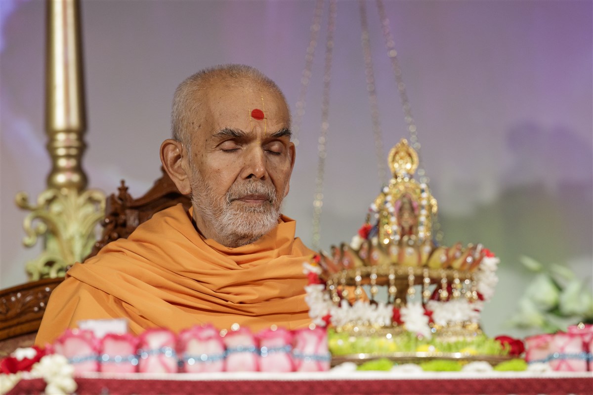 Swamishri meditating during puja