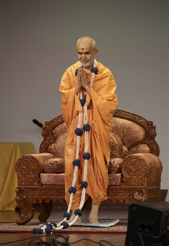 A garland of pearls is offered to Swamishri