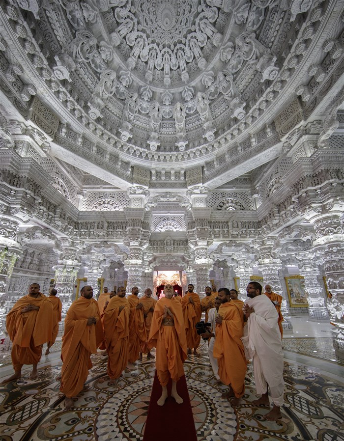 Swamishri observes the Mandir ghummat (dome)