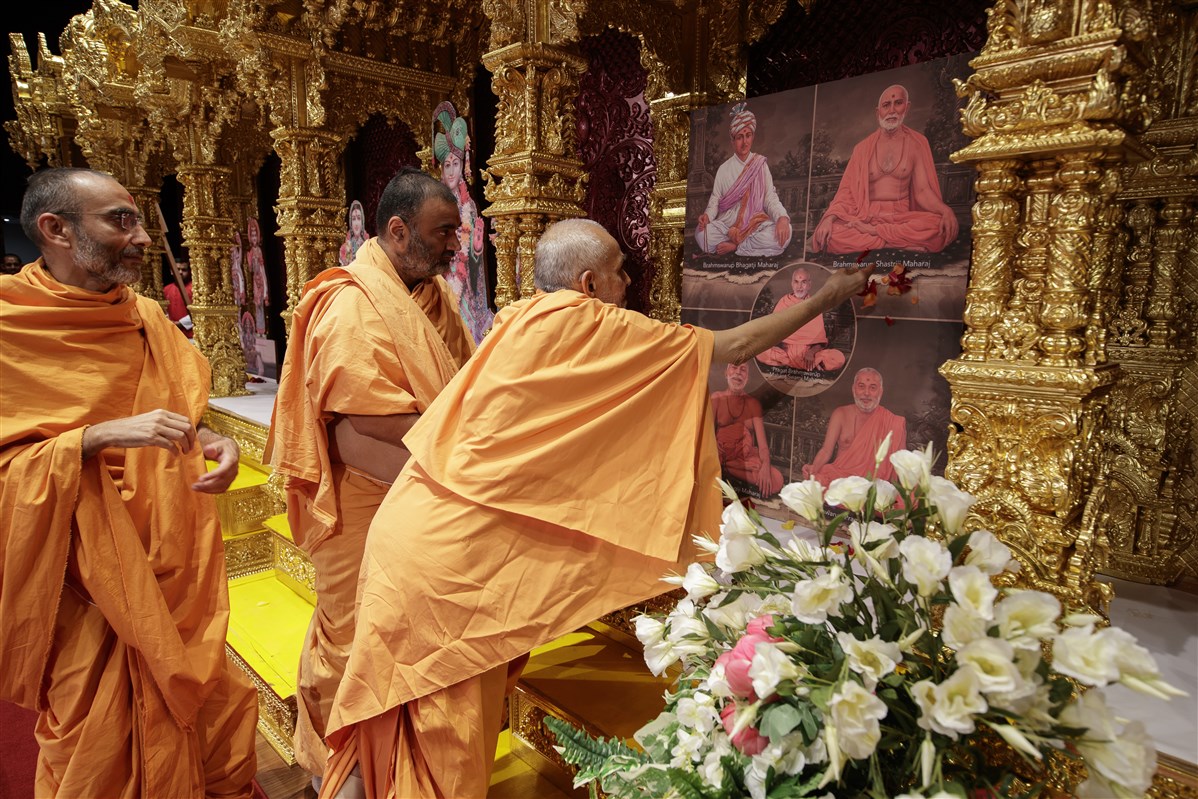 Swamishri performs sinhasan pujan of BAPS Shri Swaminarayan Mandir, Washington, DC
