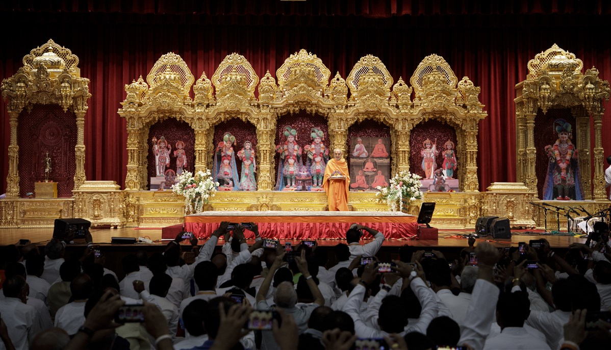 Swamishri with sinhasan of BAPS Shri Swaminarayan Mandir, Washington, DC