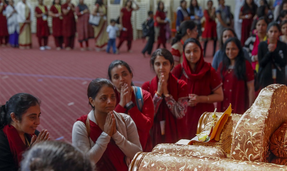 Devotees engrossed in the darshan of Shri Harikrishna Maharaj